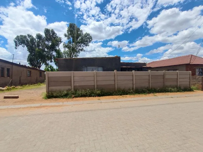 5 Bedroom House for sale in Tumahole