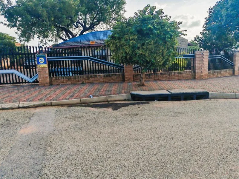 4 Bedroom House to rent in Flora Park