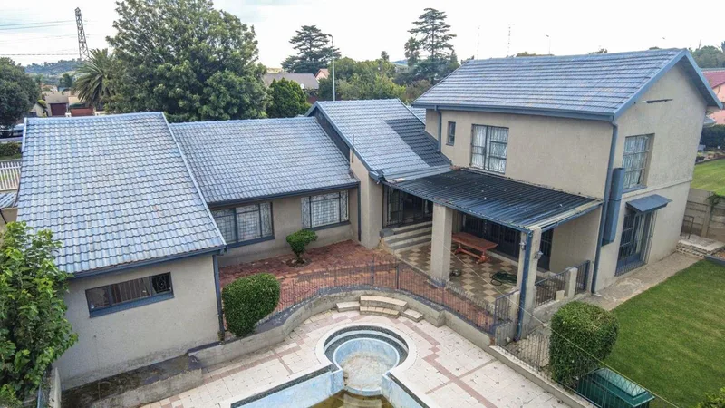 5 Bedroom House for sale in Mondeor