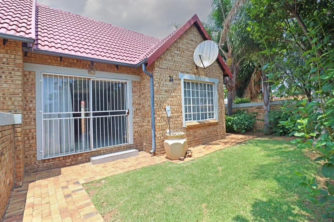 2 Bedroom Townhouse for sale in Heuwelsig Estate