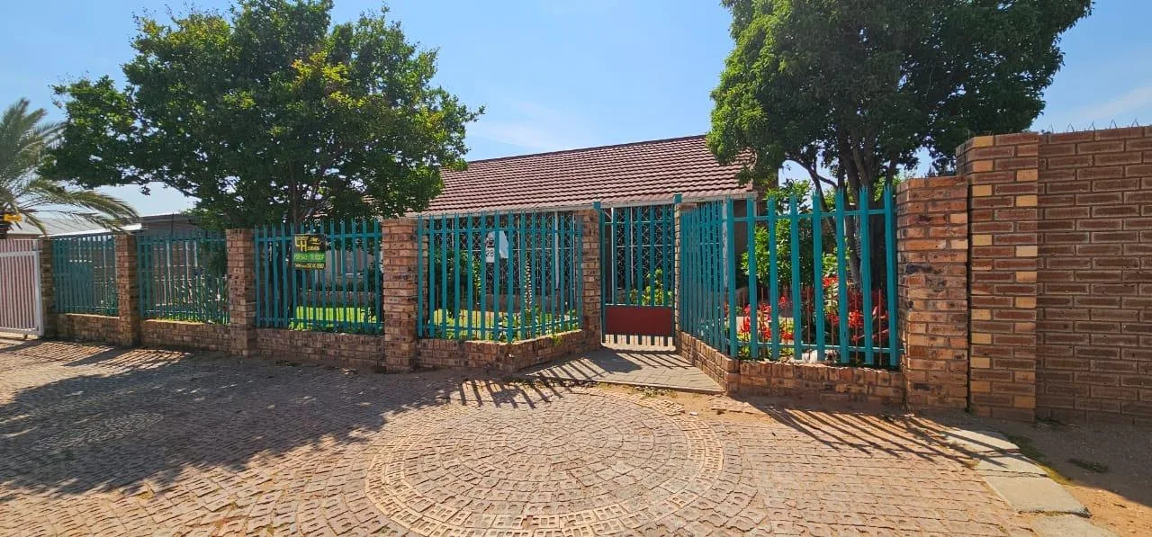 3 Bedroom House for sale in Square Hill Park