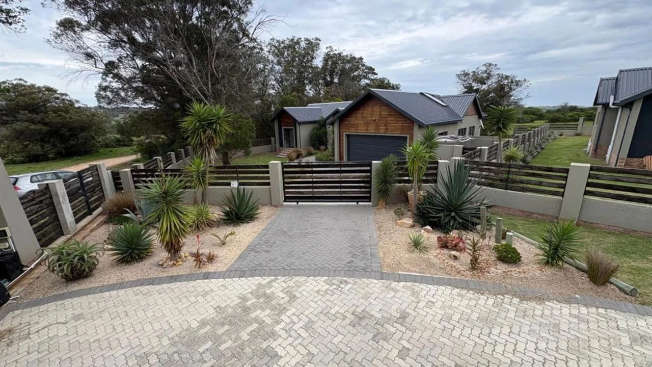 4 Bedroom House for sale in Kragga Kamma