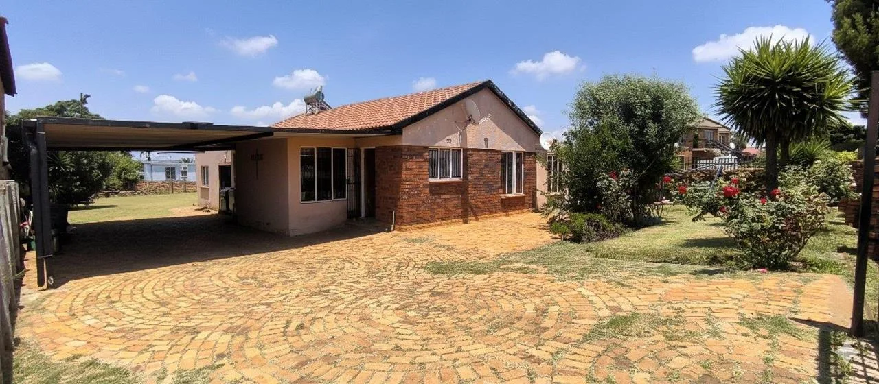 3 Bedroom House for sale in Lenasia South