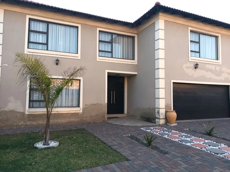 6 Bedroom House in Sonneveld