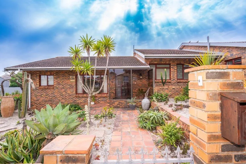 4 Bedroom House for sale in Middedorp