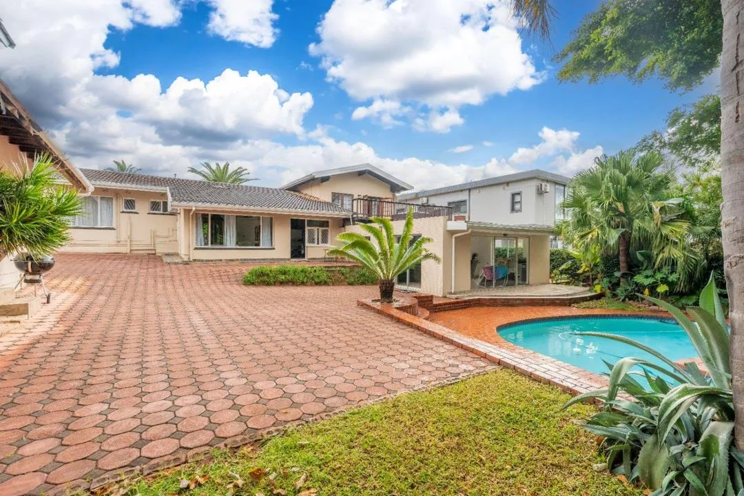 5 Bedroom House for sale in La Lucia