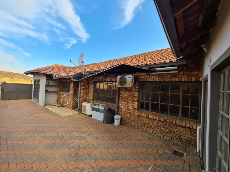 5 Bedroom House for sale in Soshanguve WW