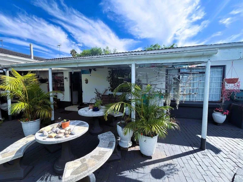 3 Bedroom House for sale in Knysna Central