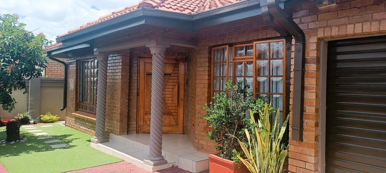 4 Bedroom House for sale in Ivy Park