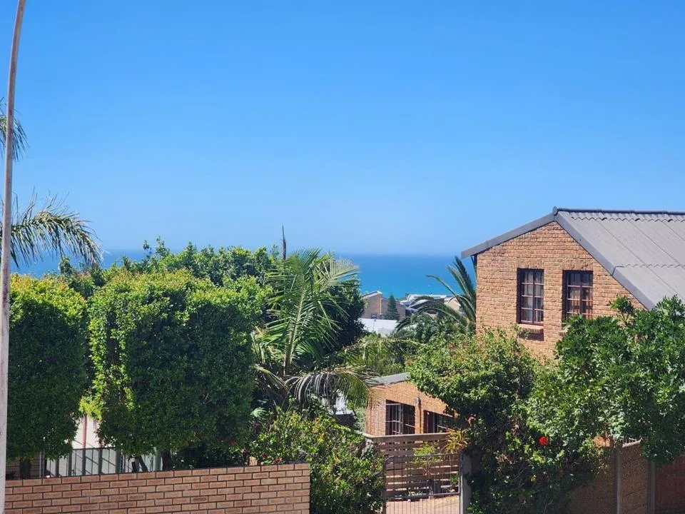 4 Bedroom House for sale in Wavecrest