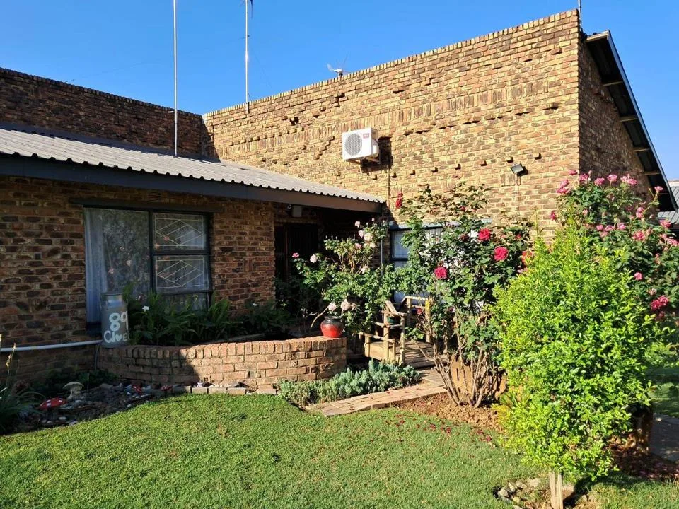 4 Bedroom House for sale in Riebeeckstad