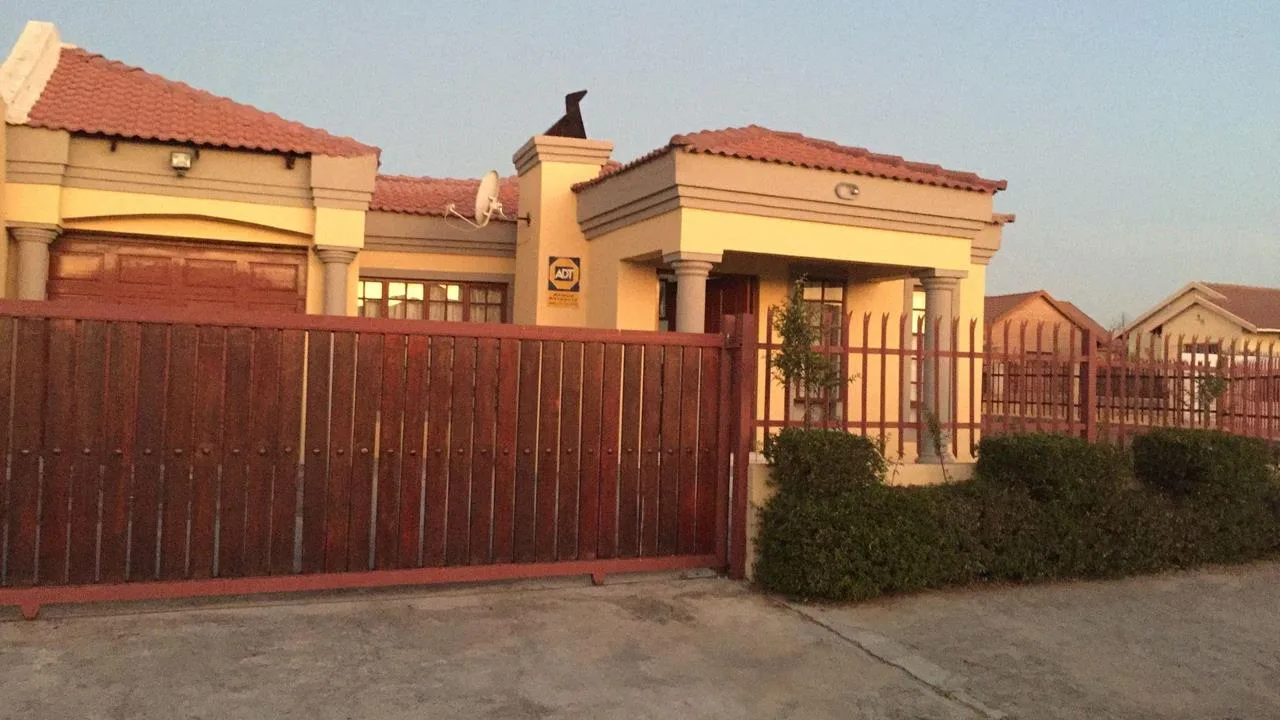 3 Bedroom House for sale in Mahlasedi Park