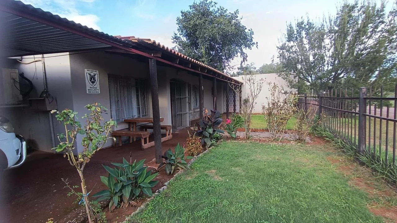 4 Bedroom House for sale in Olifantshoek