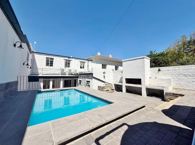 7 Bedroom House for sale in Graaff-Reinet