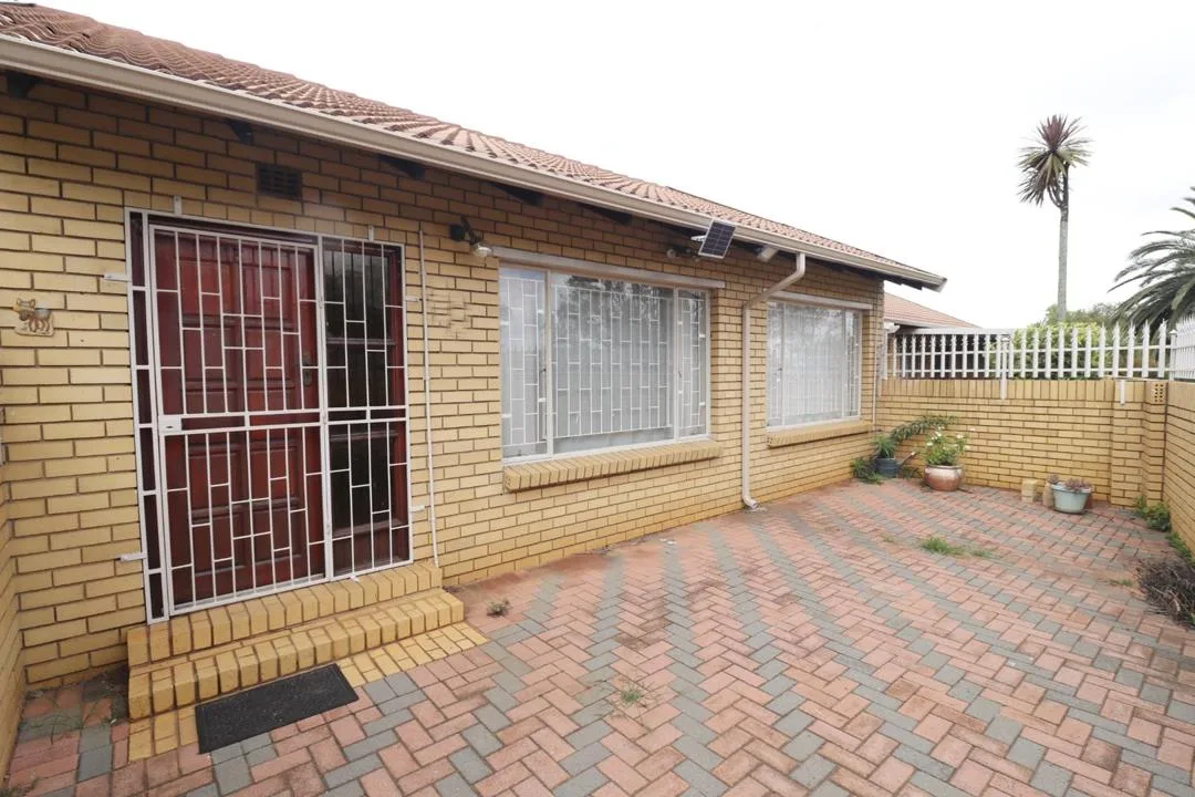 2 Bedroom Townhouse for sale in Dal Fouche