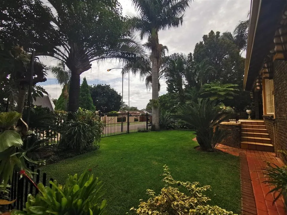 5 Bedroom House for sale in Florauna