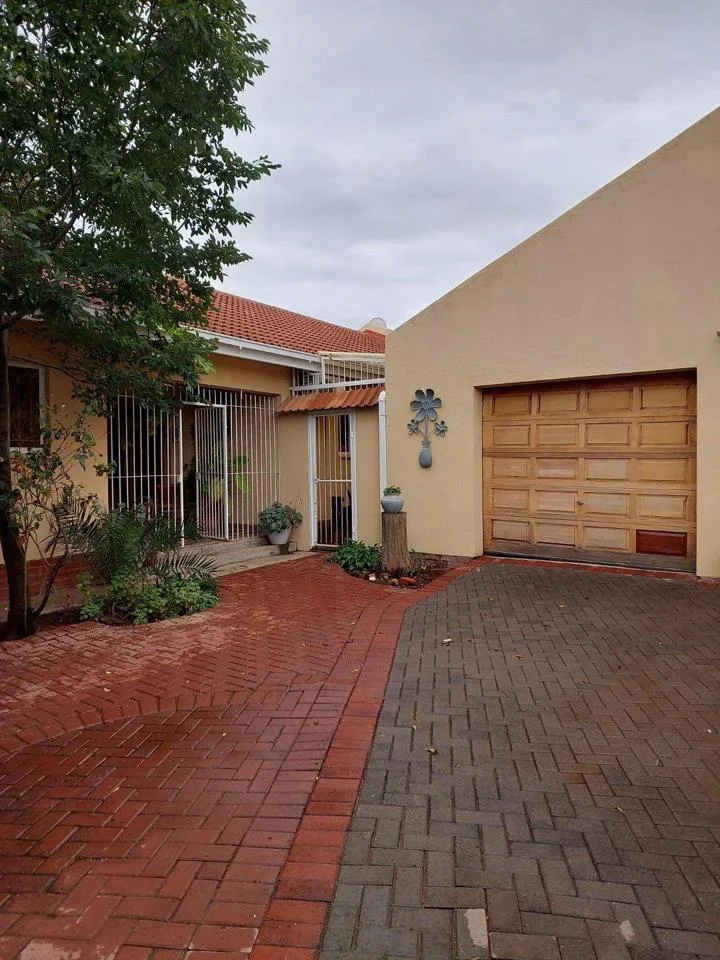 4 Bedroom House for sale in Hillcrest