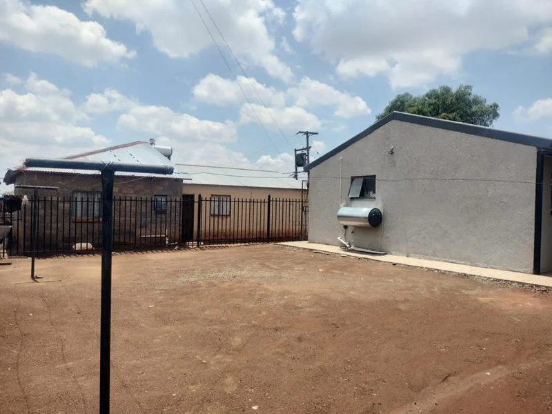 2 Bedroom House for sale in Bloemside 5