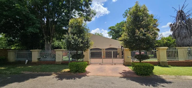 4 Bedroom House for sale in Theresapark