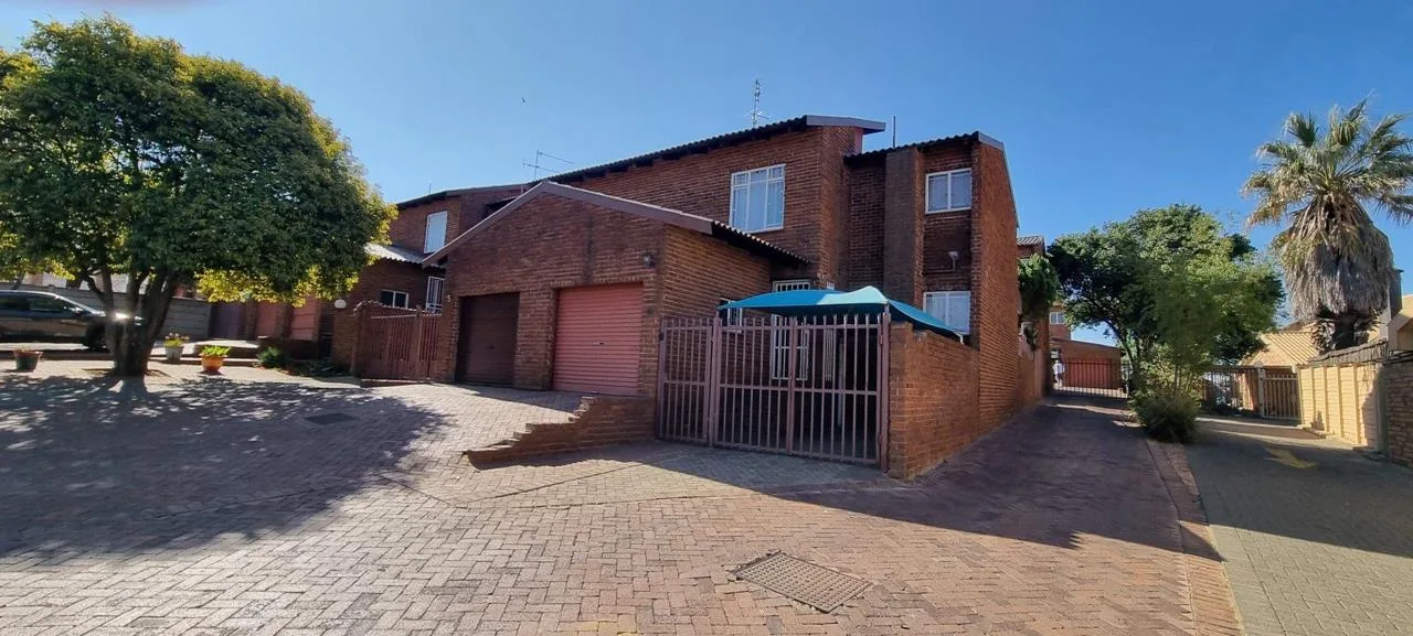 2 Bedroom Townhouse for sale in Pellissier