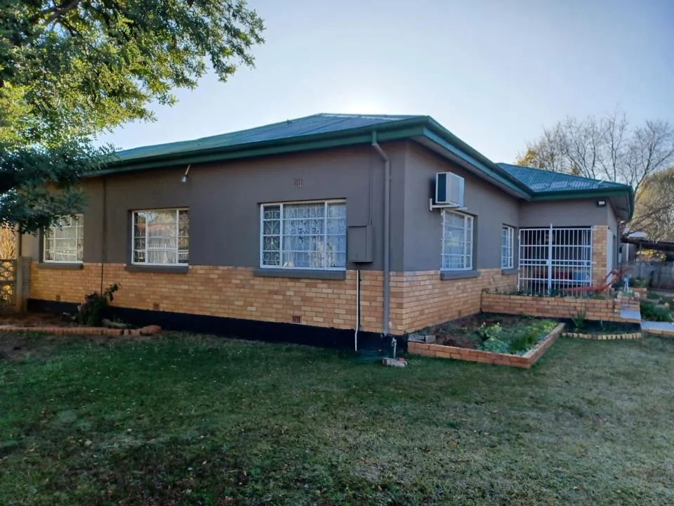 4 Bedroom House for sale in Jan Kempdorp