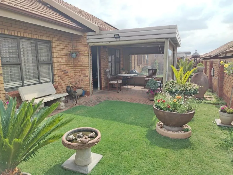 3 Bedroom Townhouse for sale in Eldoraigne