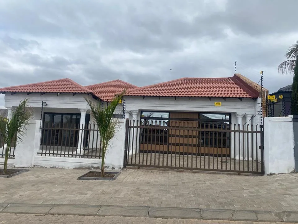 3 Bedroom House for sale in Mahlasedi Park