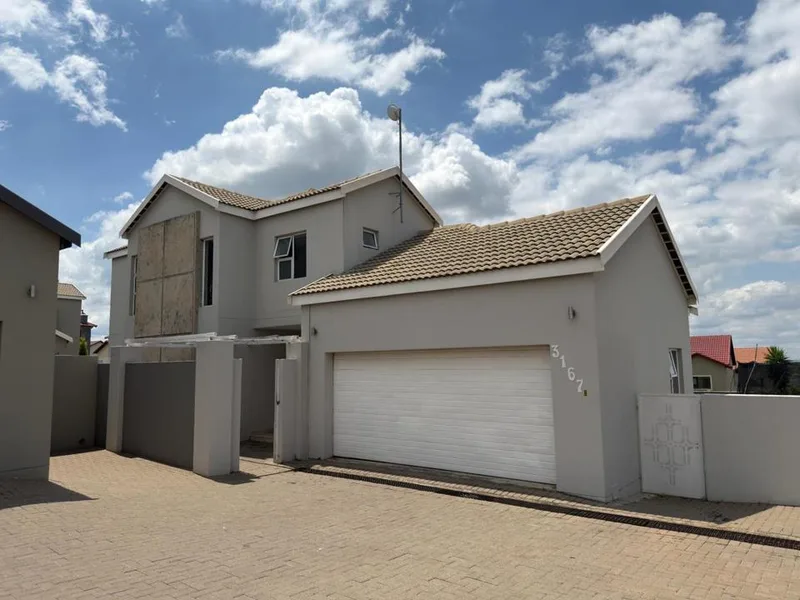 4 Bedroom House for sale in Thatchfield Estate