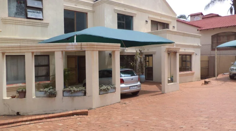 8 Bedroom House for sale in Bruma