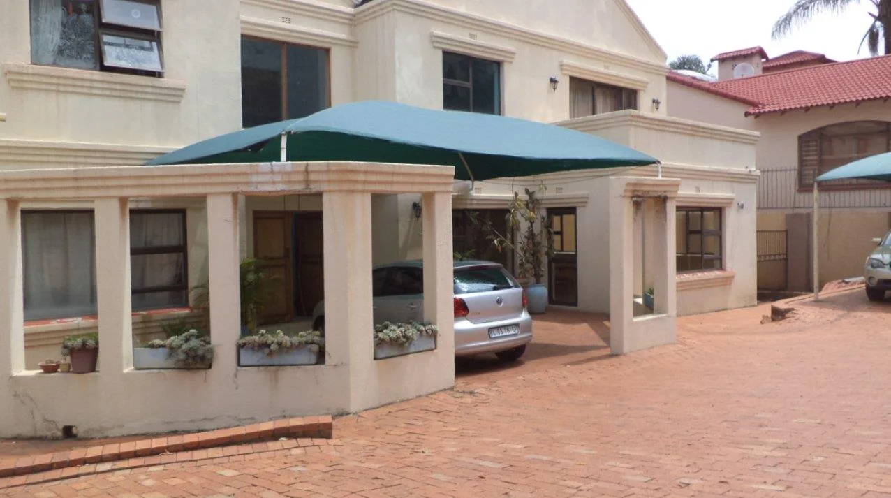 8 Bedroom House for sale in Bruma