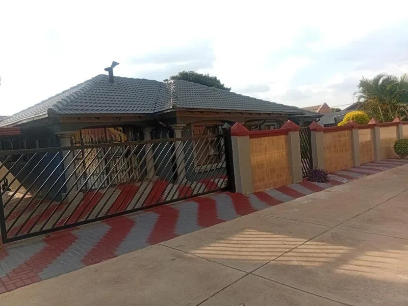 5 Bedroom House for sale in Karenpark