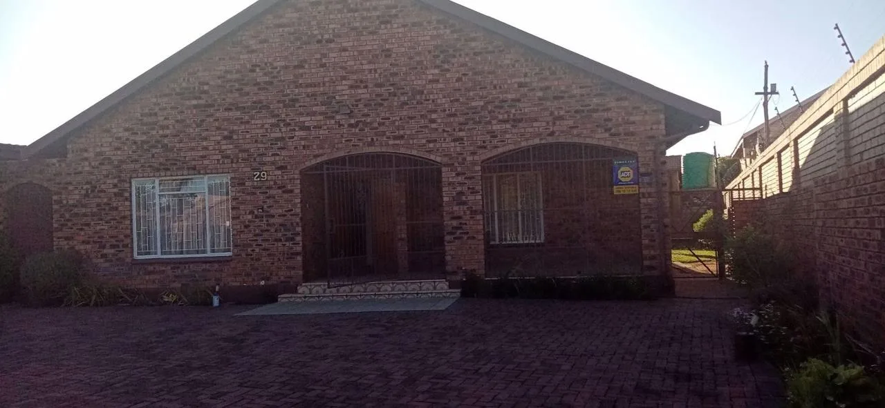 4 Bedroom House for sale in Zinniaville