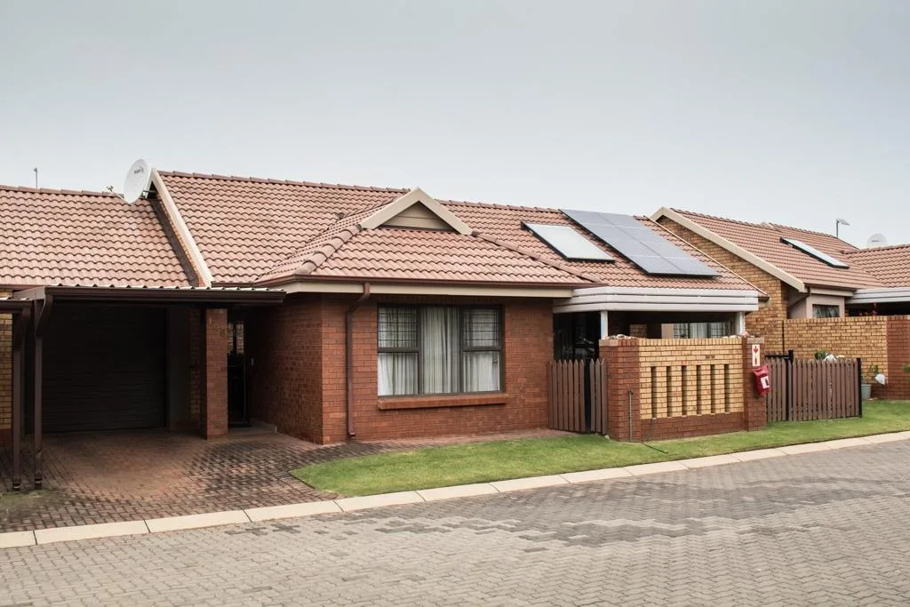 2 Bedroom House for sale in Eldoraigne