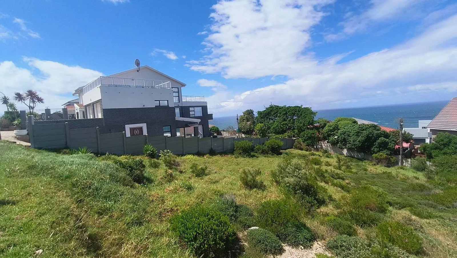 750 m² Land available in Dana Bay