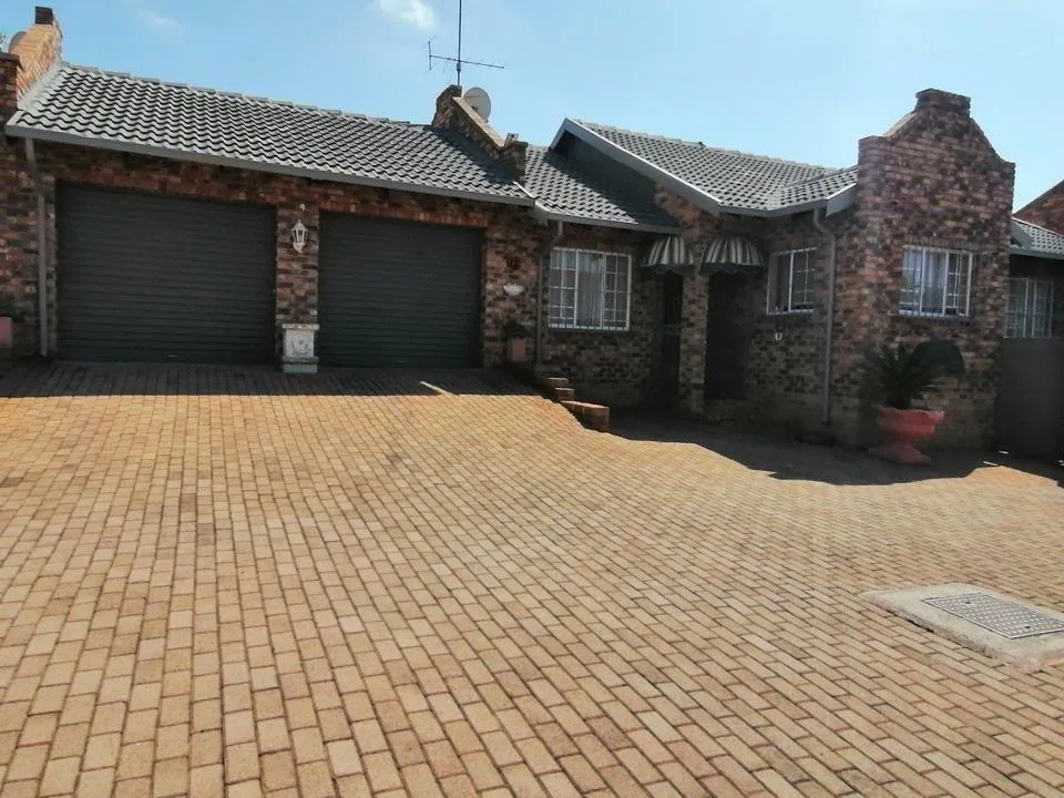 3 Bedroom Townhouse for sale in Noordheuwel