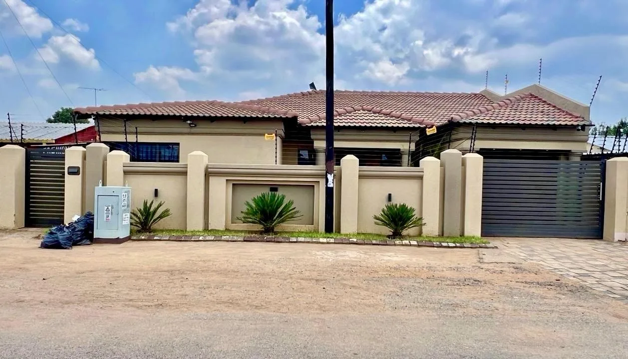 4 Bedroom House for sale in Daveyton