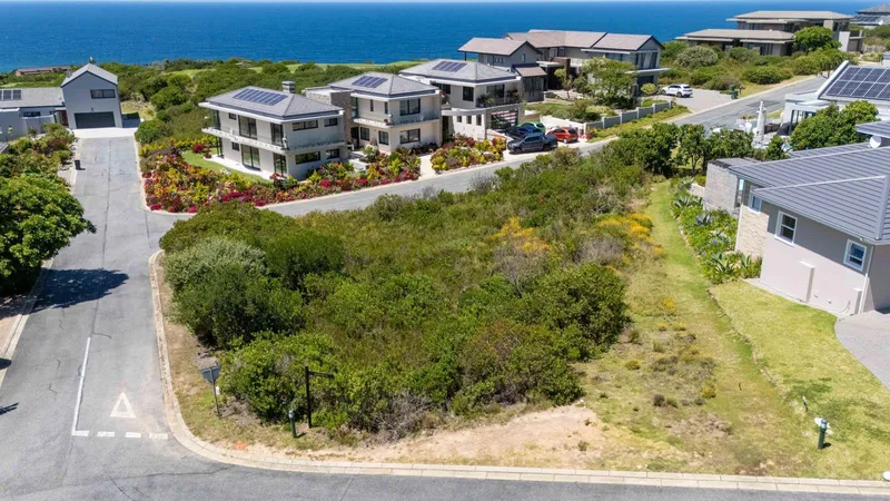 1 033 m² Land available in Pezula Golf Estate