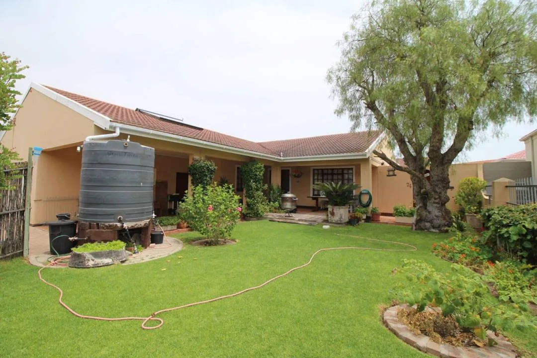 4 Bedroom House for sale in Port Owen