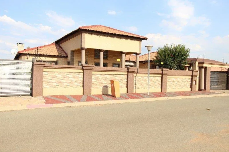 5 Bedroom House for sale in Baillie Park