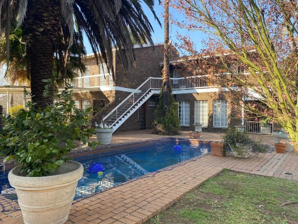 8 Bedroom House for sale in Middelburg Central