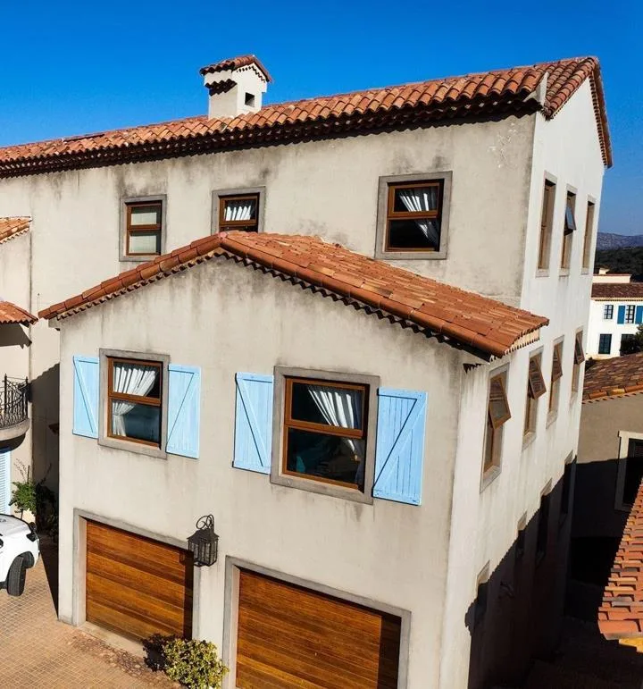 4 Bedroom House for sale in Estate D' Afrique