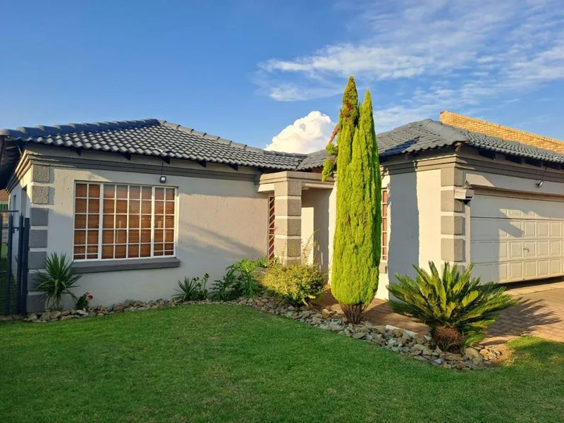 3 Bedroom House for sale in Visagie Park