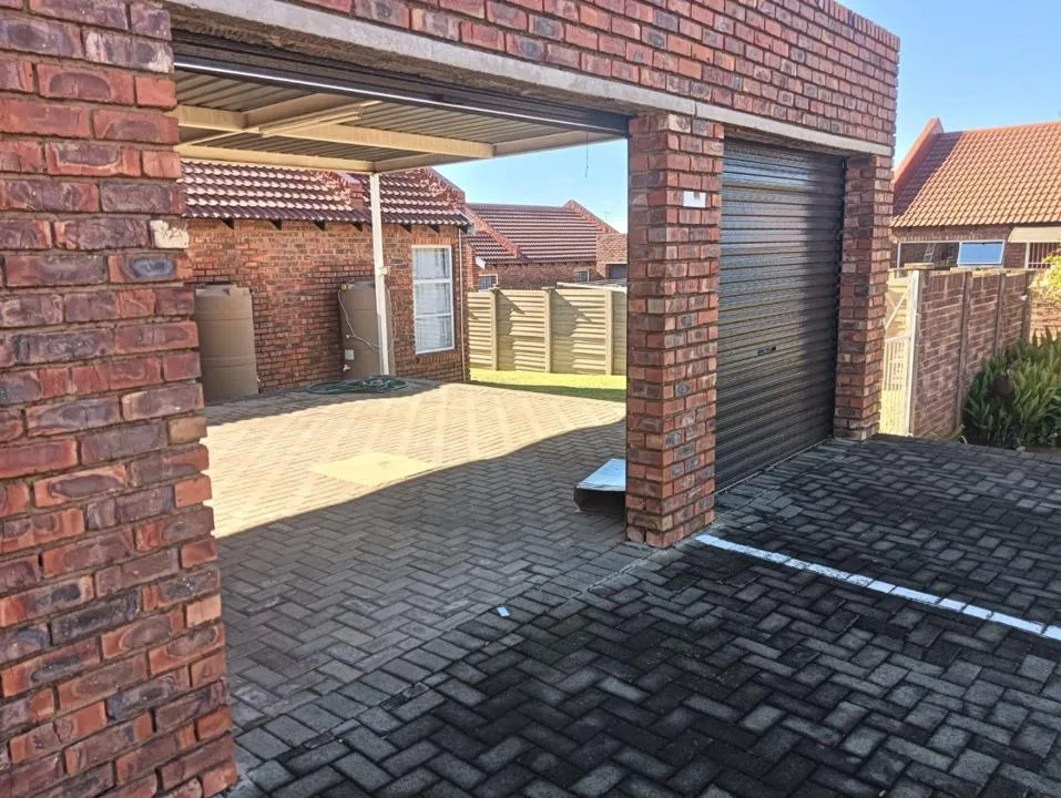 2 Bedroom Townhouse for sale in Langenhovenpark