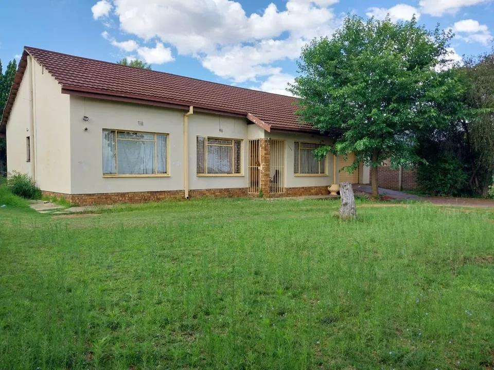 3 Bedroom House for sale in Riebeeckstad
