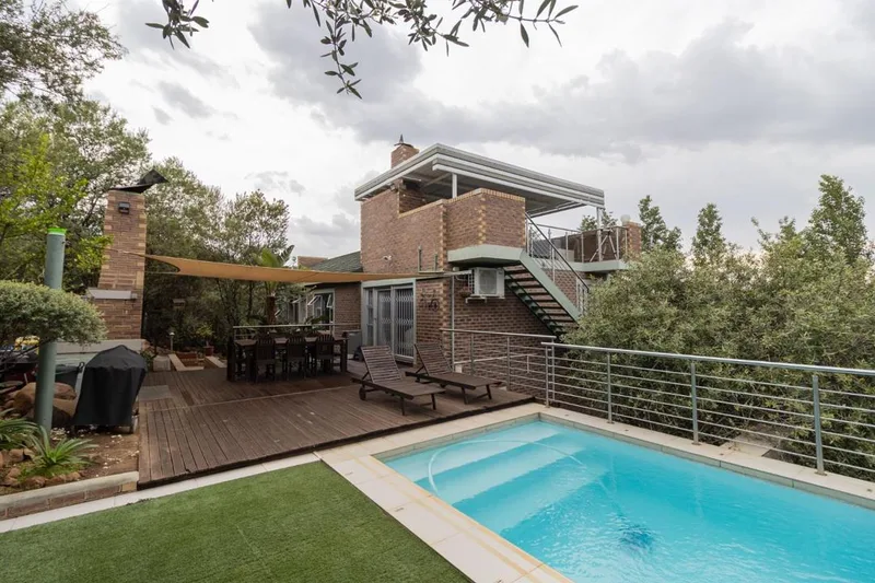4 Bedroom House for sale in Langenhovenpark