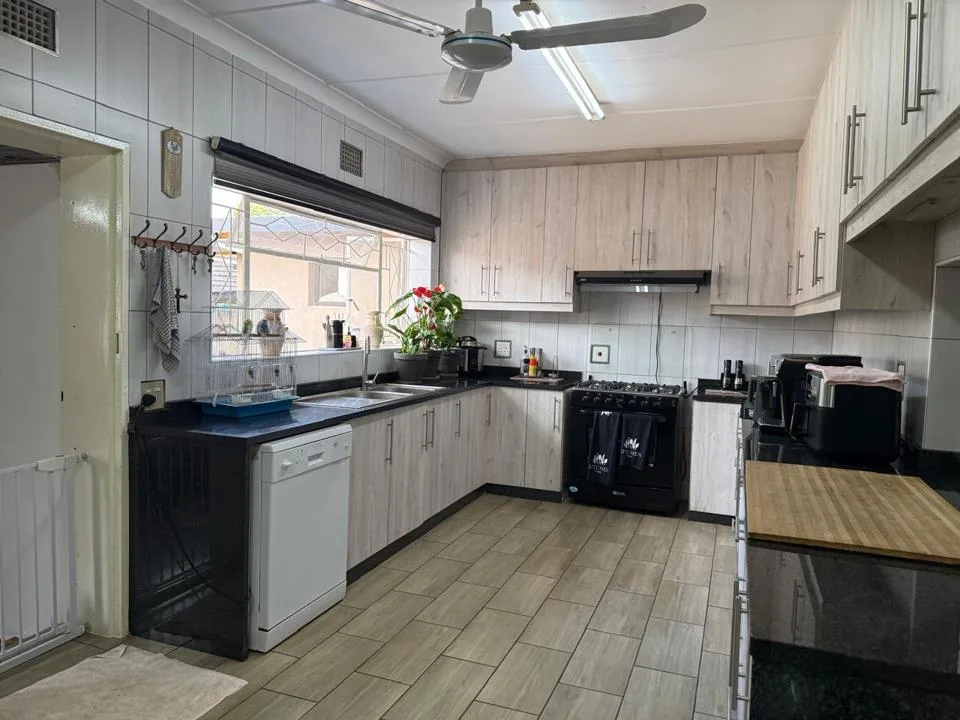 6 Bedroom House for sale in Lilianton