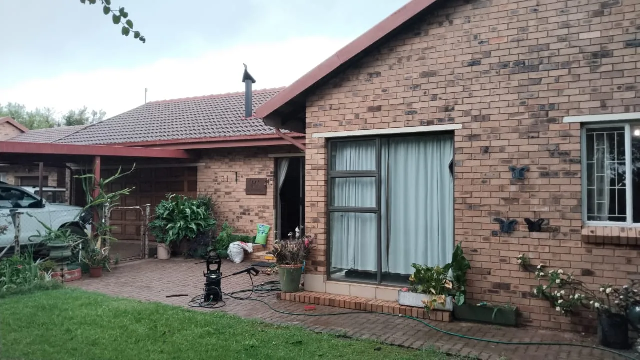 2 Bedroom House for sale in Kleinfontein AH