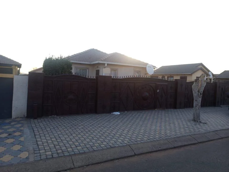 3 Bedroom House for sale in Klarinet