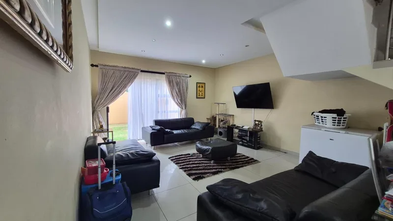 3 Bedroom Townhouse for sale in Raslouw Gardens