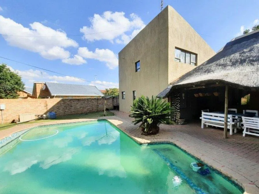 4 Bedroom House for sale in Leeudoringstad